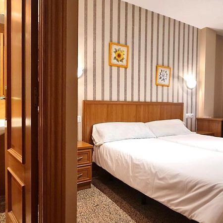 Hospederia Puerta De La Catedral Hotel ซิวดัด-โรดรีโก ภายนอก รูปภาพ