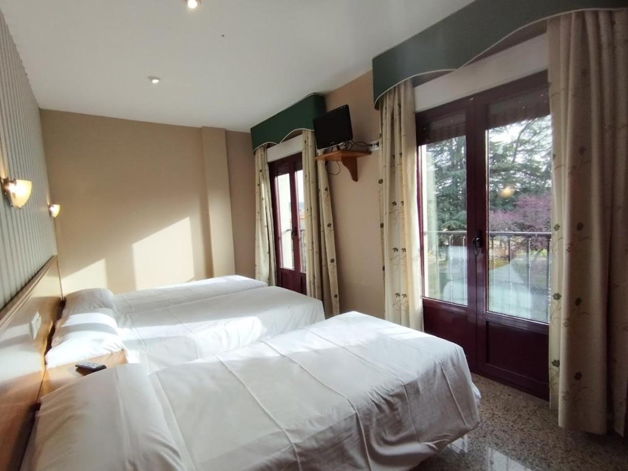 Hospederia Puerta De La Catedral Hotel ซิวดัด-โรดรีโก ภายนอก รูปภาพ
