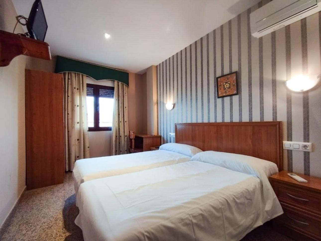 Hospederia Puerta De La Catedral Hotel ซิวดัด-โรดรีโก ภายนอก รูปภาพ