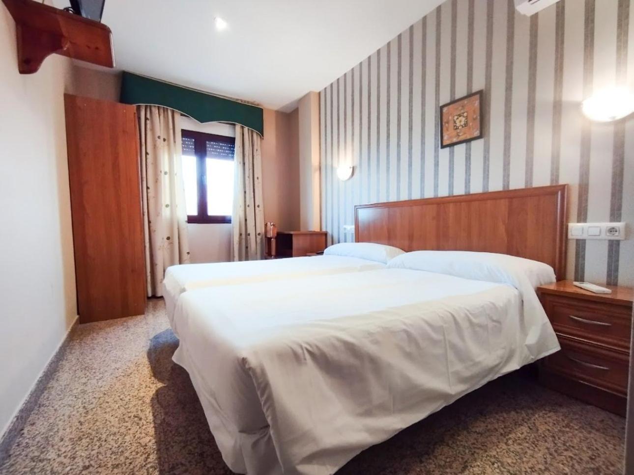 Hospederia Puerta De La Catedral Hotel ซิวดัด-โรดรีโก ภายนอก รูปภาพ