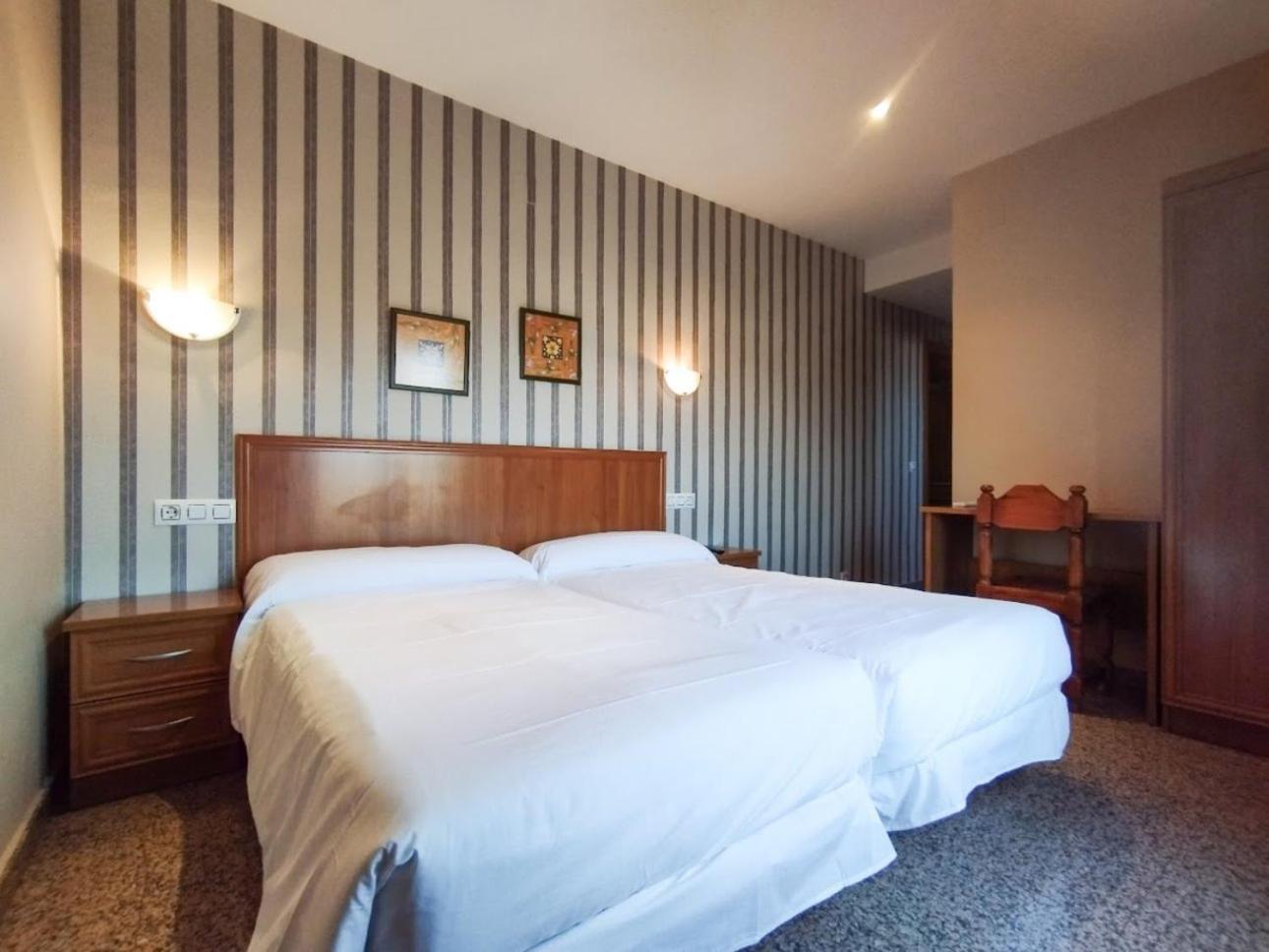 Hospederia Puerta De La Catedral Hotel ซิวดัด-โรดรีโก ภายนอก รูปภาพ