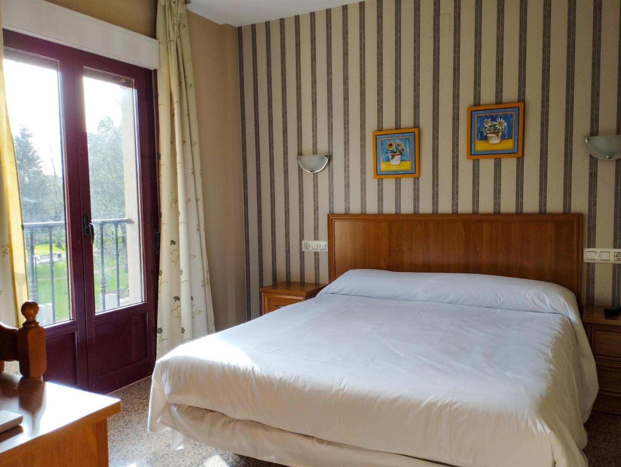 Hospederia Puerta De La Catedral Hotel ซิวดัด-โรดรีโก ภายนอก รูปภาพ