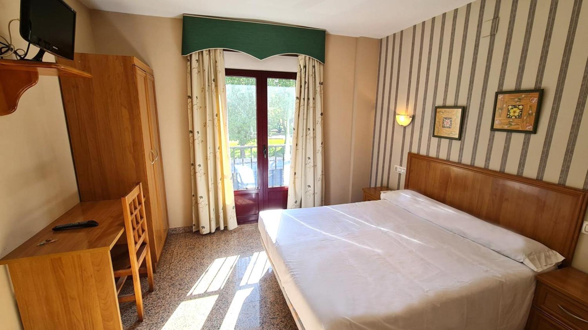 Hospederia Puerta De La Catedral Hotel ซิวดัด-โรดรีโก ภายนอก รูปภาพ