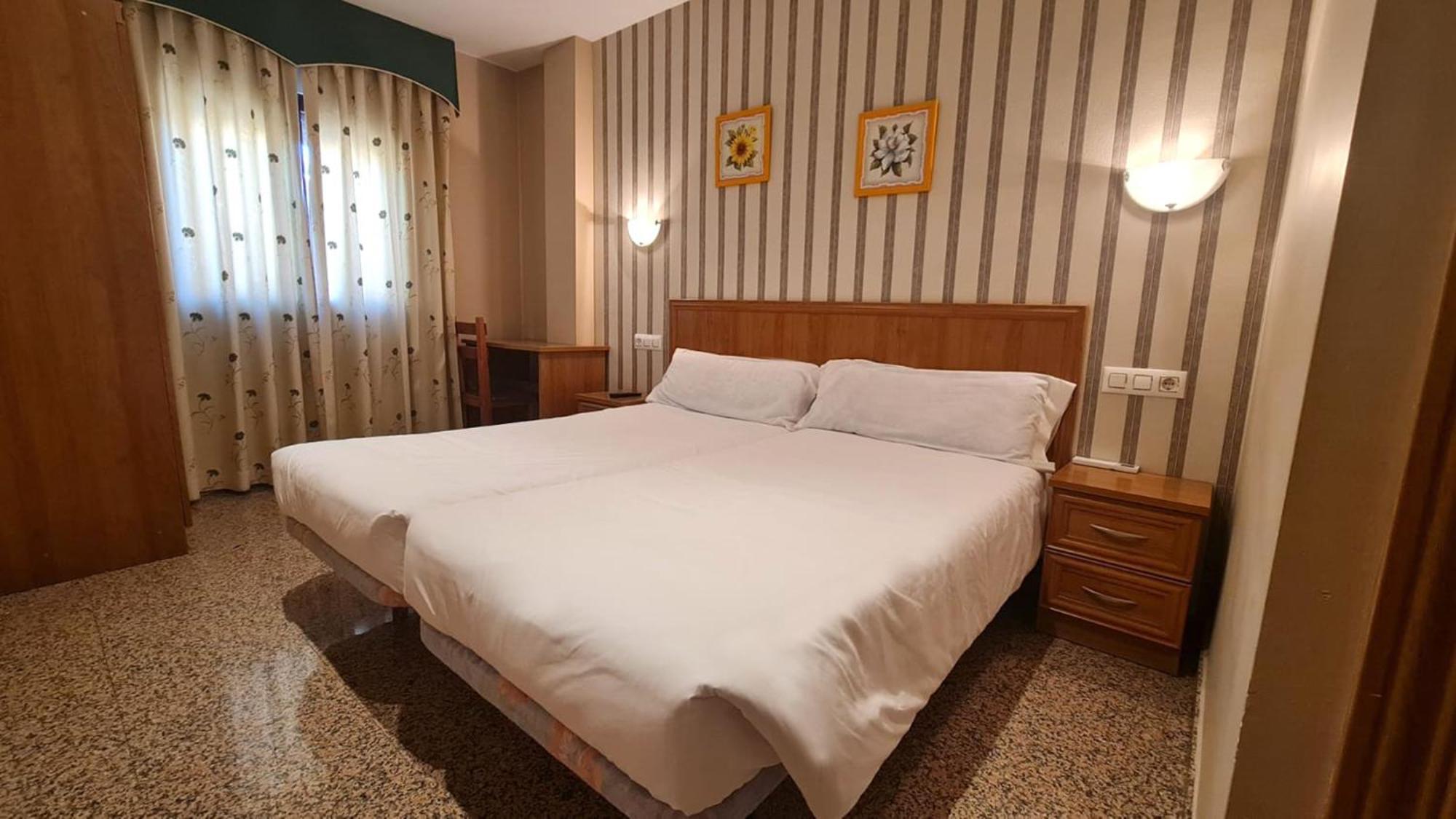 Hospederia Puerta De La Catedral Hotel ซิวดัด-โรดรีโก ภายนอก รูปภาพ