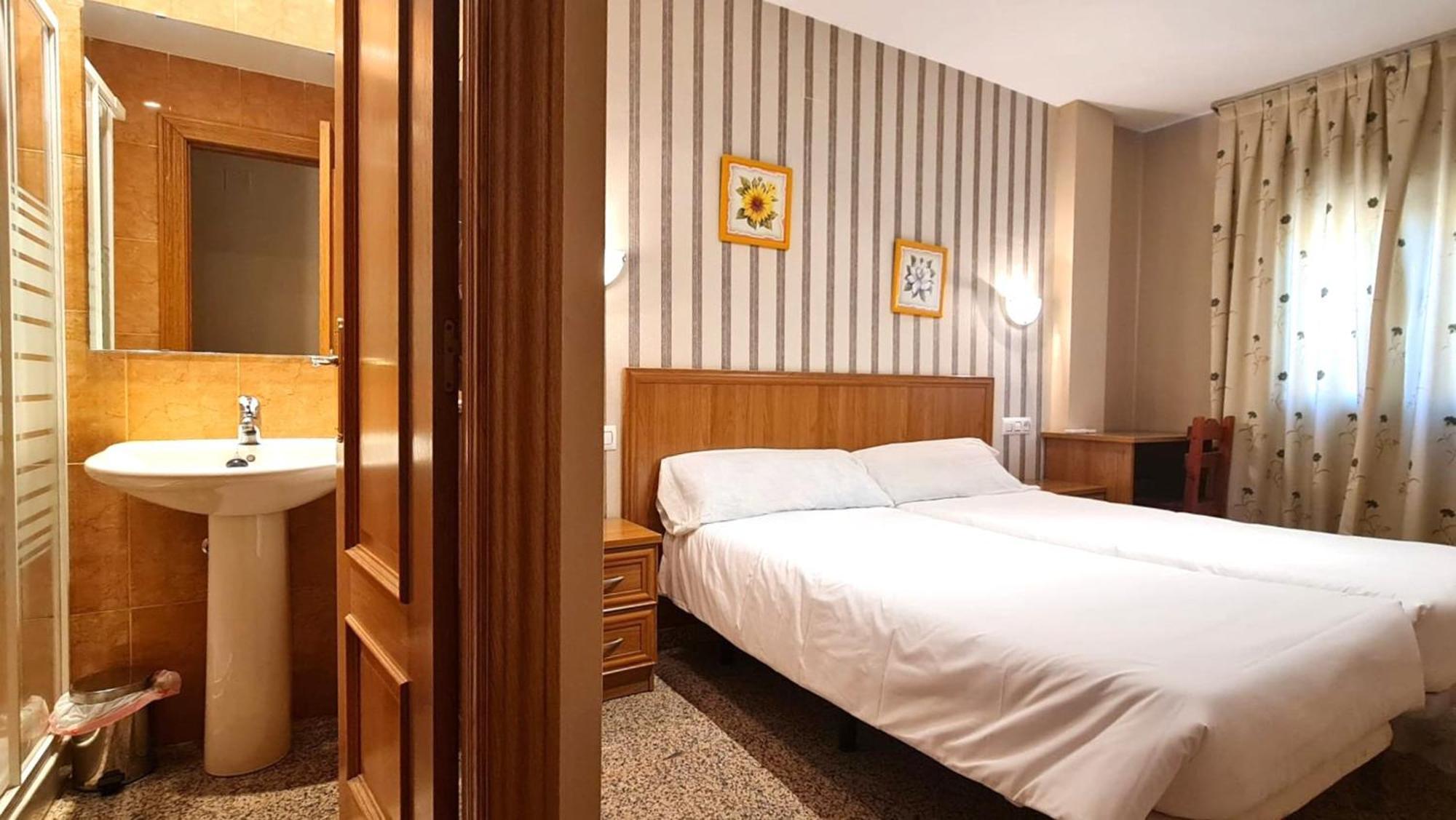 Hospederia Puerta De La Catedral Hotel ซิวดัด-โรดรีโก ภายนอก รูปภาพ